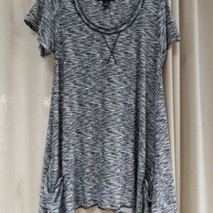 🆓🆓🆓Isabella Rodriguez Short Sleeved Black/White Variegated Sharkbite Hem Top